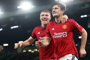 Bất ngờ thay, Harry Maguire lại thêm một lần nữa sắm vai người hùng của đội bóng với pha đánh đầu thành bàn hiểm hóc